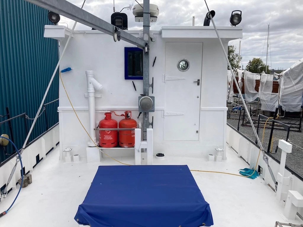 48 foot powerboat, trawler yacht, compact live on board